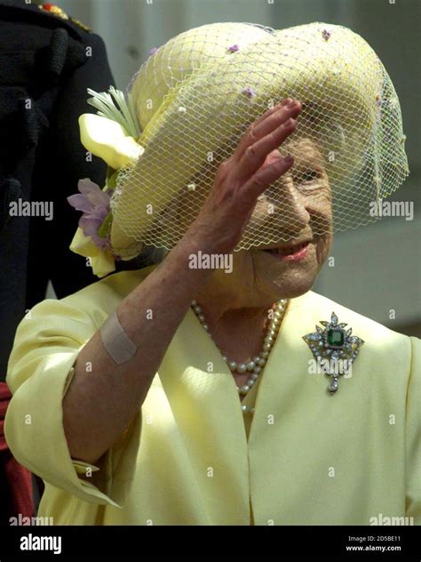 La Reina Madre Saluda A Los Amantes Fuera De La Casa De Clarence Fotos