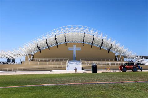 Palco Altar Da Jmj A Torre Eiffel Da Cidade De Lisboa A C Mara