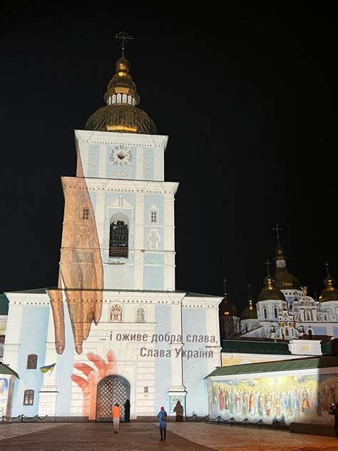 Світло для надії: знакові споруди Києва засяяли тематичними проєкціями ...