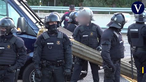 Unidades De La Brimo De Los Mossos Desquadra Impiden El Corte De La Ap