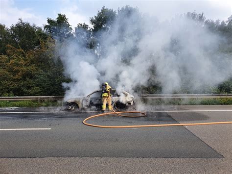 Pkw Brennt Auf Autobahn A Bei Osnabr Ck Aus