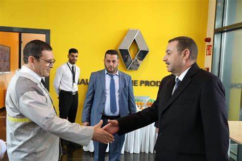 Le wali dOran Saïd Sayoud en visite à l usine Renault Algérie