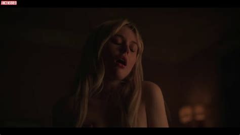 Emily Alyn Lind Nue Dans Gossip Girl