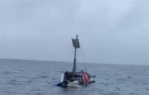 Pescadores S O Resgatados Durante Naufr Gio De Embarca O Em Angra Dos