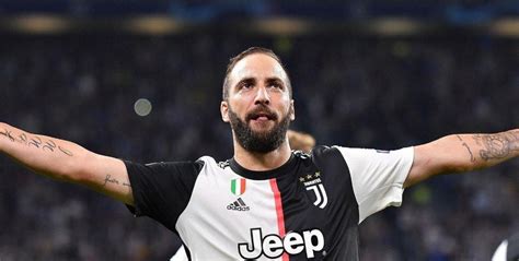 Insólito Higuaín recibió la llamada que definirá su futuro Strikers