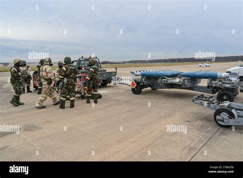 Los aviadores asignados al 175 º Escuadrón de Mantenimiento se preparan