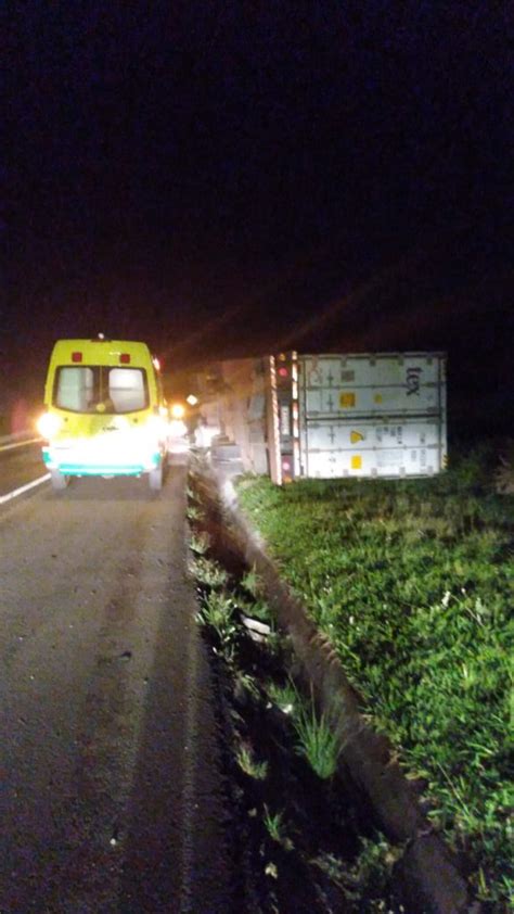 Carreta Tomba Em Nova Laranjeiras E Carga Saqueada Confira Os V Deos