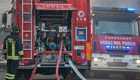 Signa Incendio In Una Fabbrica Chimica Non Lontano Dall Autostrada Il