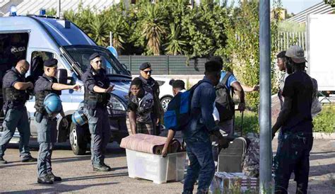 Latina Sgomberato L Ex Hotel De La Ville Da Anni Era Occupato Da