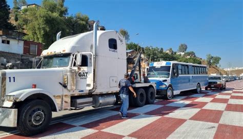 Remolcan Autob S Por Invadir Carril De Rampa De Frenado Esquina