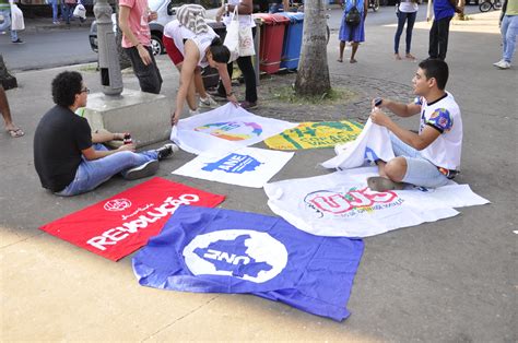 Movimentos sociais e sindicatos fazem passeata em Cuiabá fotos em