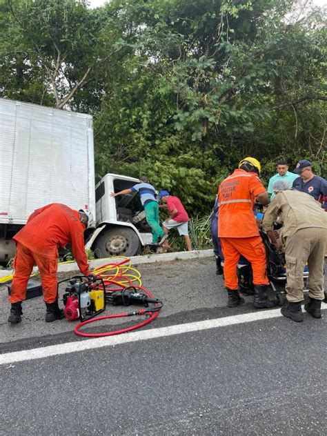 Caminhoneiro De 33 Anos Fica Preso às Ferragens Após Bater Em árvore Na