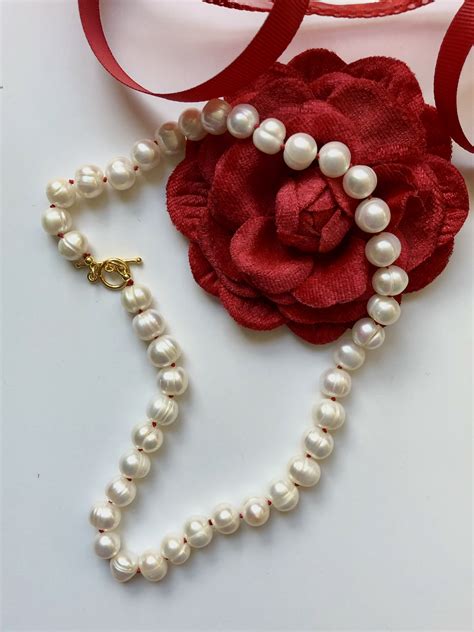 Long Pearl Necklace Knot