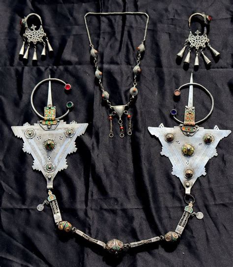 IMPORTANTE PARURE DE FÊTE TIZNIT MAROC 19e siecle Jewelry Statement