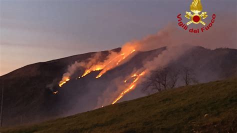 Incendio Bosco Sul Monte Ramaceto In Val Di Cichero Intervento Vigili