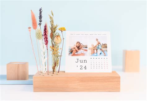 Lag En Personlig Bordkalender Med Treholder Og T Rkede Blomster