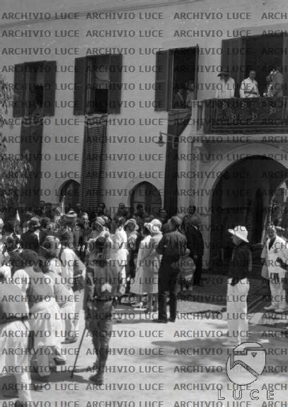 Maria Jos Si Affaccia Dal Balcone Di Una Casa Di Tripoli Archivio