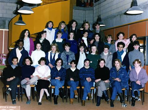 Photo de classe 1ère A2 de 1986 Lycée Raymond Queneau Copains d avant