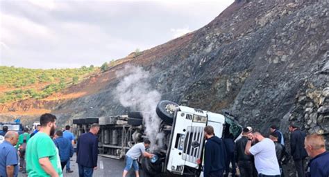 Aksident i rëndë në rrugën e Kombit shoferi mbetet i bllokuar Foto 18