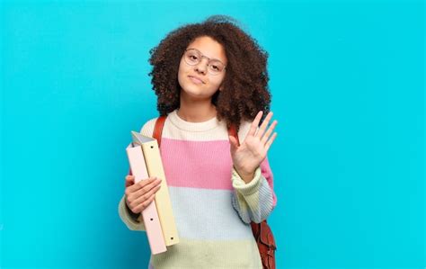 Crianças Em Idade Escolar Feliz Indo Para A Escola E Acenando Adeus De