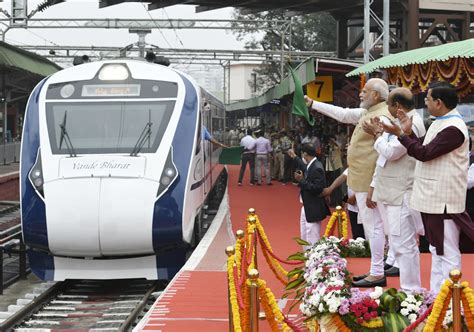 दक्षिण भारत को मिली पहली वंदेभारत एक्सप्रेस ट्रेन पीएम मोदी ने मैसूर चेन्नई वंदेभारत को दिखाई