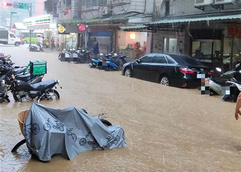 [新聞] 下午雷雨狂炸！信義區多處傳淹水災情 北市災害應變中心二級開設 Gossiping板 Disp Bbs