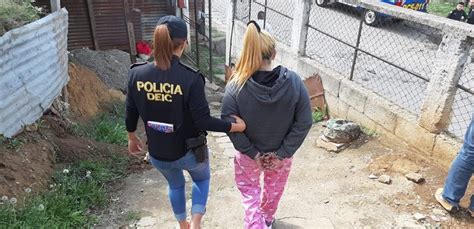 Capturan A Pandillera Salvadoreña En Guatemala Le Decomisan Un M16 Y Una Uzi Y La Acusan De