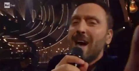 Cameraman Cade Durante La Performance Di Cesare Cremonini A Sanremo