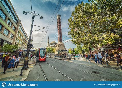 La Calle De Divan Yolu Que Hace Compras Con La Columna Romana Famosa De