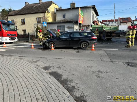 Zderzenie samochodu ciężarowego i osobowego na ulicy Prószkowskiej w