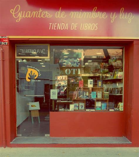 En Torno Al Fuego En Una Tienda De Libros