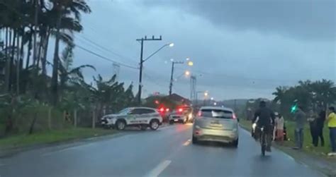 Vídeo Homem ataca policiais e acaba morto em Guaramirim Diário da