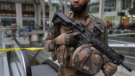 Paris Un Militaire De Lopération Sentinelle Blessé Au Couteau à La