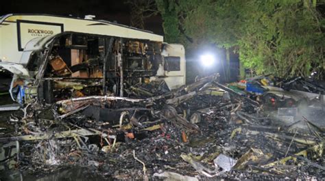 Wohnwagen und Container durch Feuer zerstört Polizei ermittelt wegen