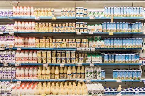 Bottiglie Per Il Latte Fresche Sul Supporto Del Supermercato Fotografia Editoriale Immagine Di