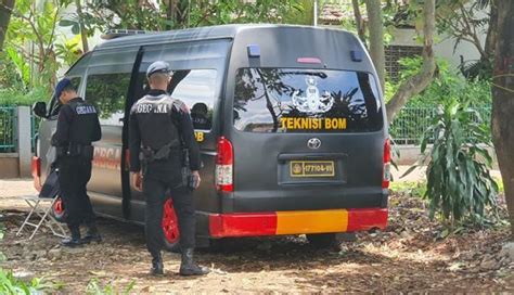 Polisi Geledah Rumah Terduga Dukun Santet Di Ciputat Temukan Senpi