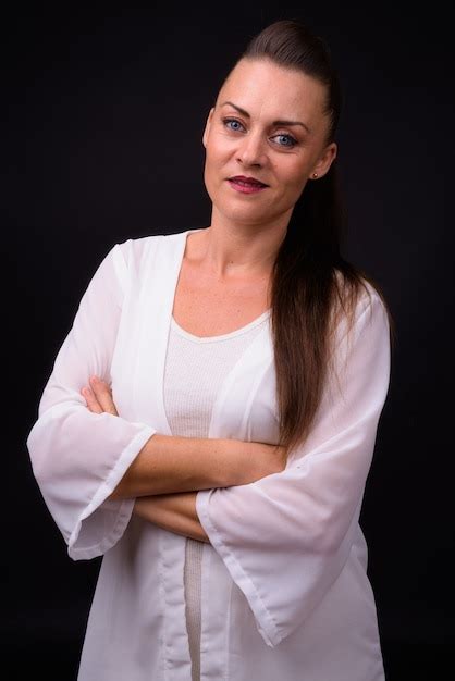 Hermosa Empresaria Madura Con Cabello Casta O Contra La Pared Negra