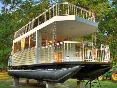 Houseboats Can You Really Live In Them In 2020 Houseboat Living