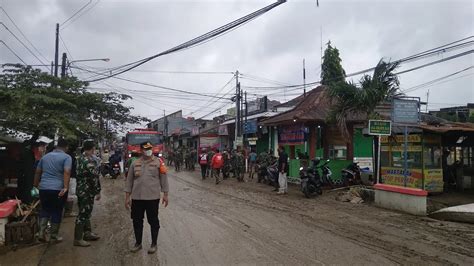 Lumpur Sisa Banjir Di Pondok Gede Permai Bekasi Mulai Dibersihkan