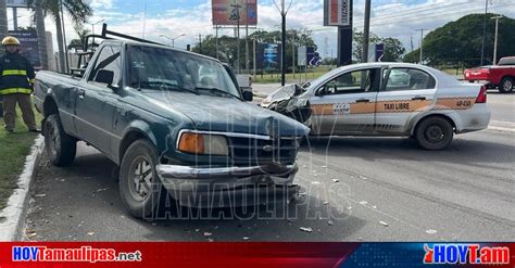 Hoy Tamaulipas Brinca Camellon Tumba Palmera Y Se Impacta Contra Taxi