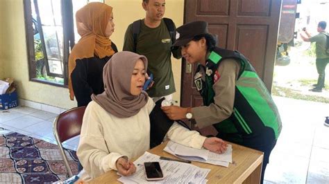 Tenaga Medis Biddokkes Polda Kalteng Periksa Petugas KPPS Alami Pusing