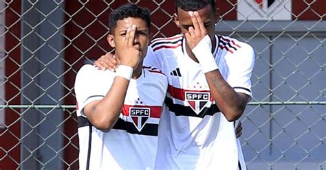 São Paulo goleia o Internacional em Cotia e avança às semifinais do