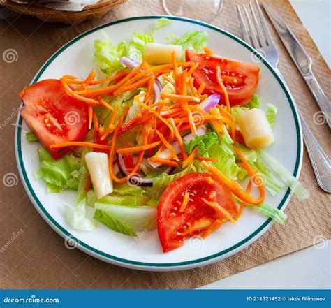 Ensalada Fresca Y Saludable Con Verduras Y Hortalizas Variadas Foto De