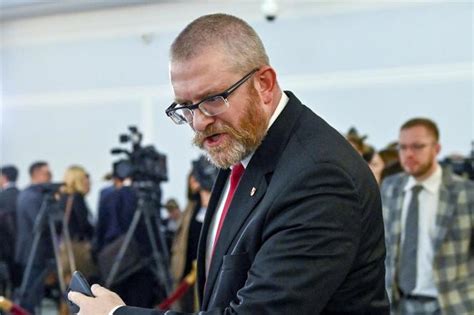 Grzegorz Braun i gaśnica w Sejmie oburzyły internautów Jest ważna