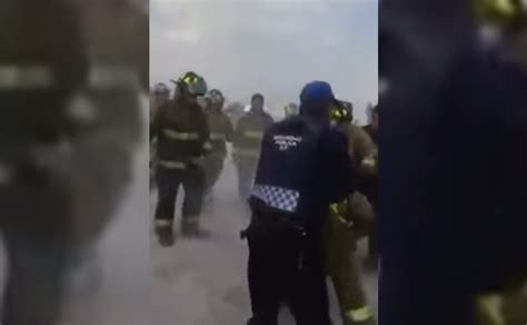 Bomberos y policías se agarran a golpes