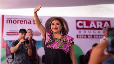 Clara Brugada recibe el bastón de mando de pueblos originarios