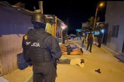 Caída De Un árbol Destruyó Cerramiento En Plaza Bicentenario En El