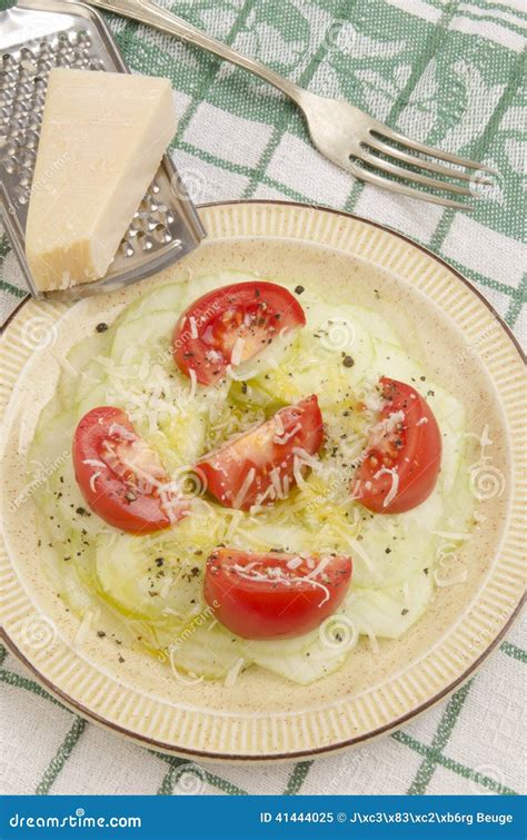 Komkommersalade Met Tomaat En Parmezaanse Kaaskaas Stock Afbeelding