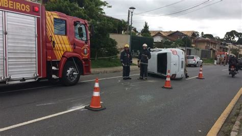 Motorista Sai Quase Ilesa Ap S Bater E Capotar Carro Em Cruzamento