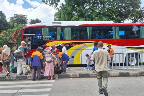 Foto Alasan Kenapa Penumpang Bus Harus Turun Pakai Kaki Kiri Lebih Dulu